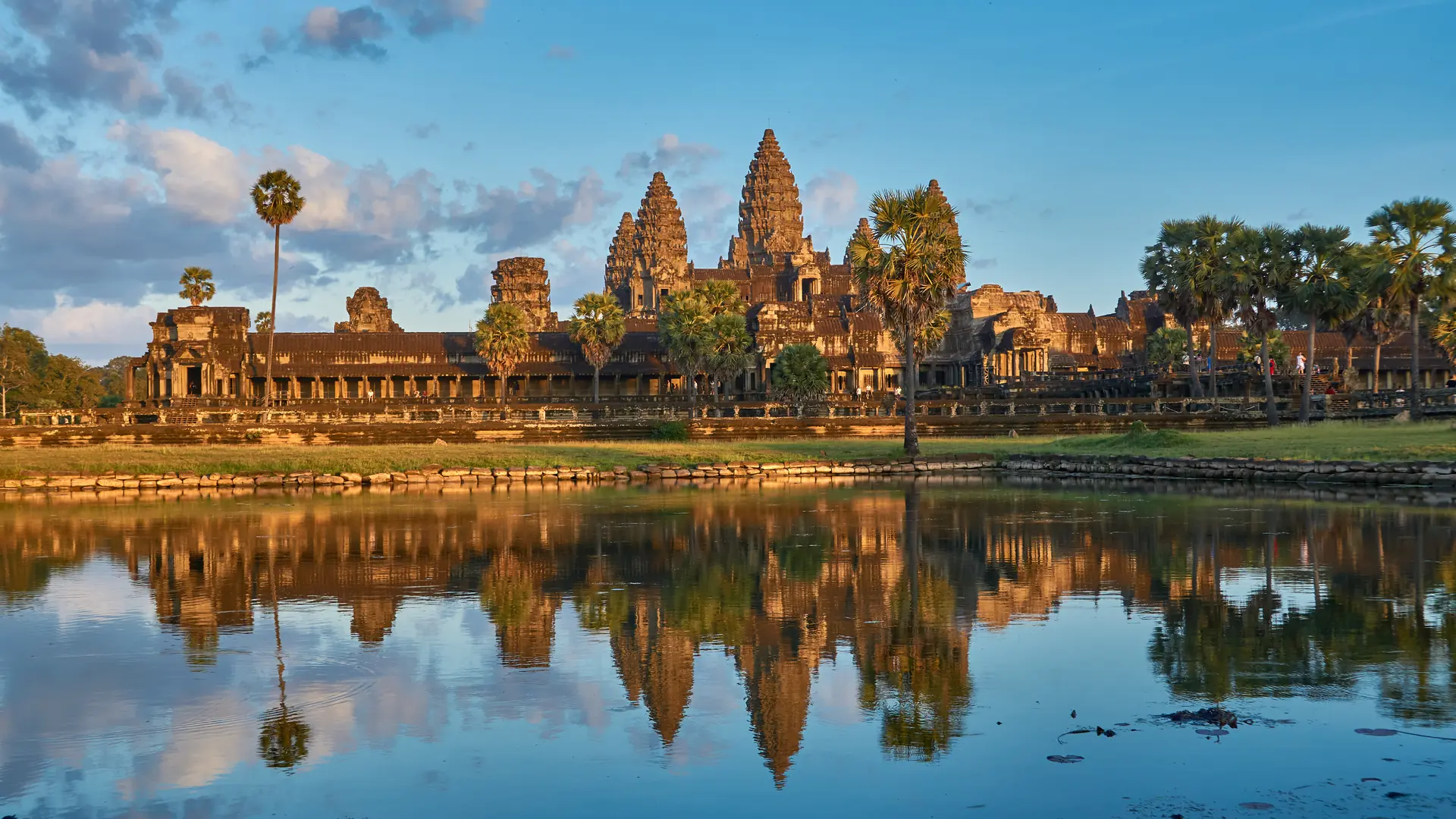 Angkor_Wat_Reflection_(46810498612)