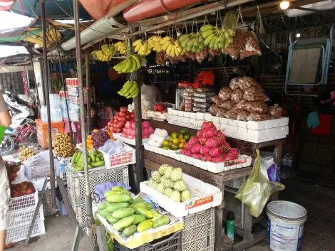 Fruit-on-sale-at-Battamabang-Central-Market-e1595528239760